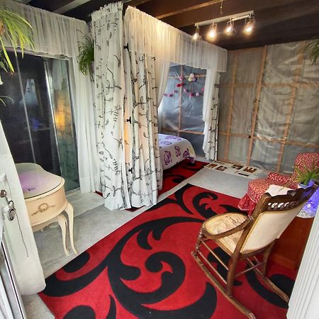 이스트그린스테드 Jacaranda B&B 외부 사진