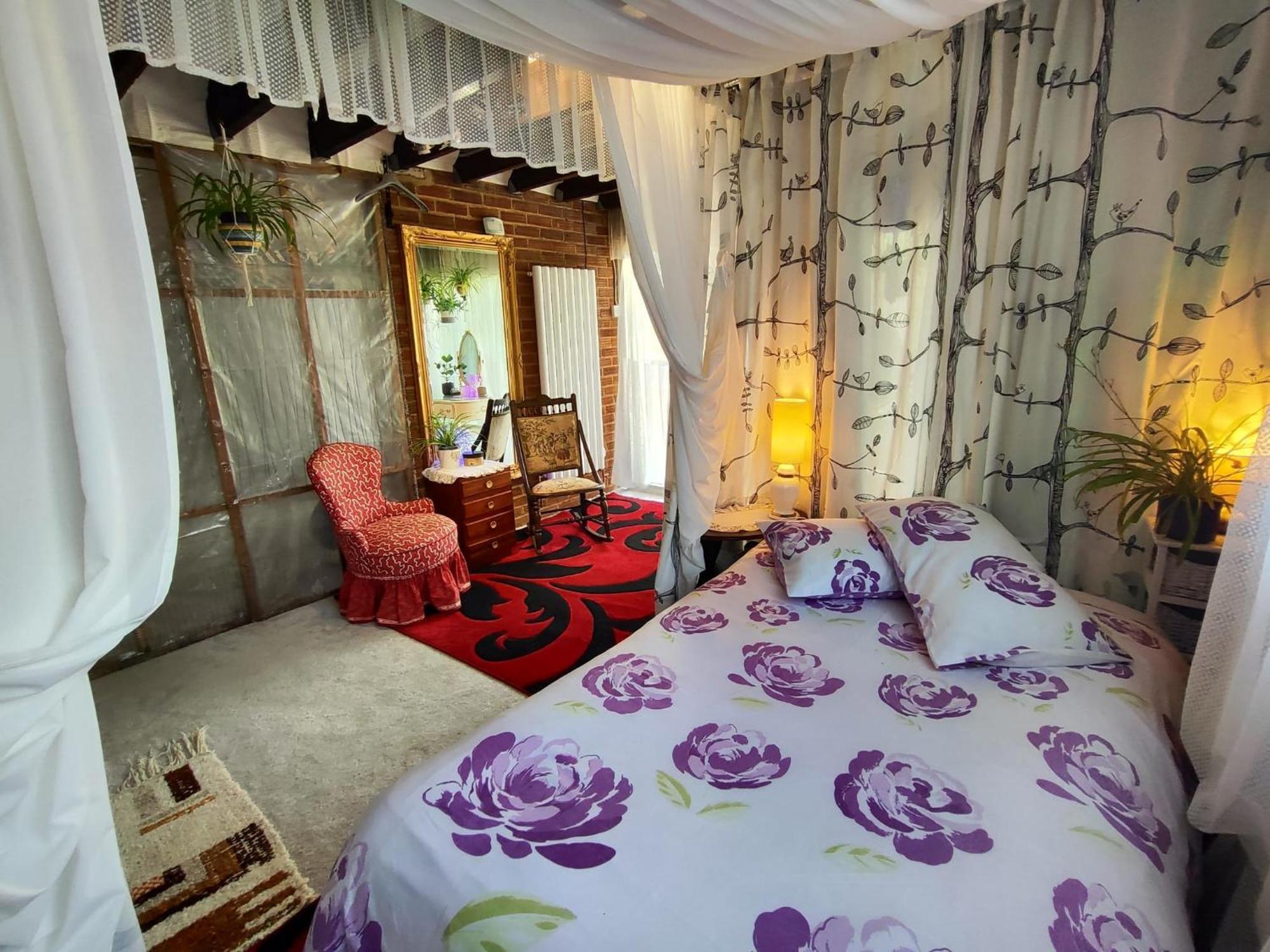 이스트그린스테드 Jacaranda B&B 외부 사진