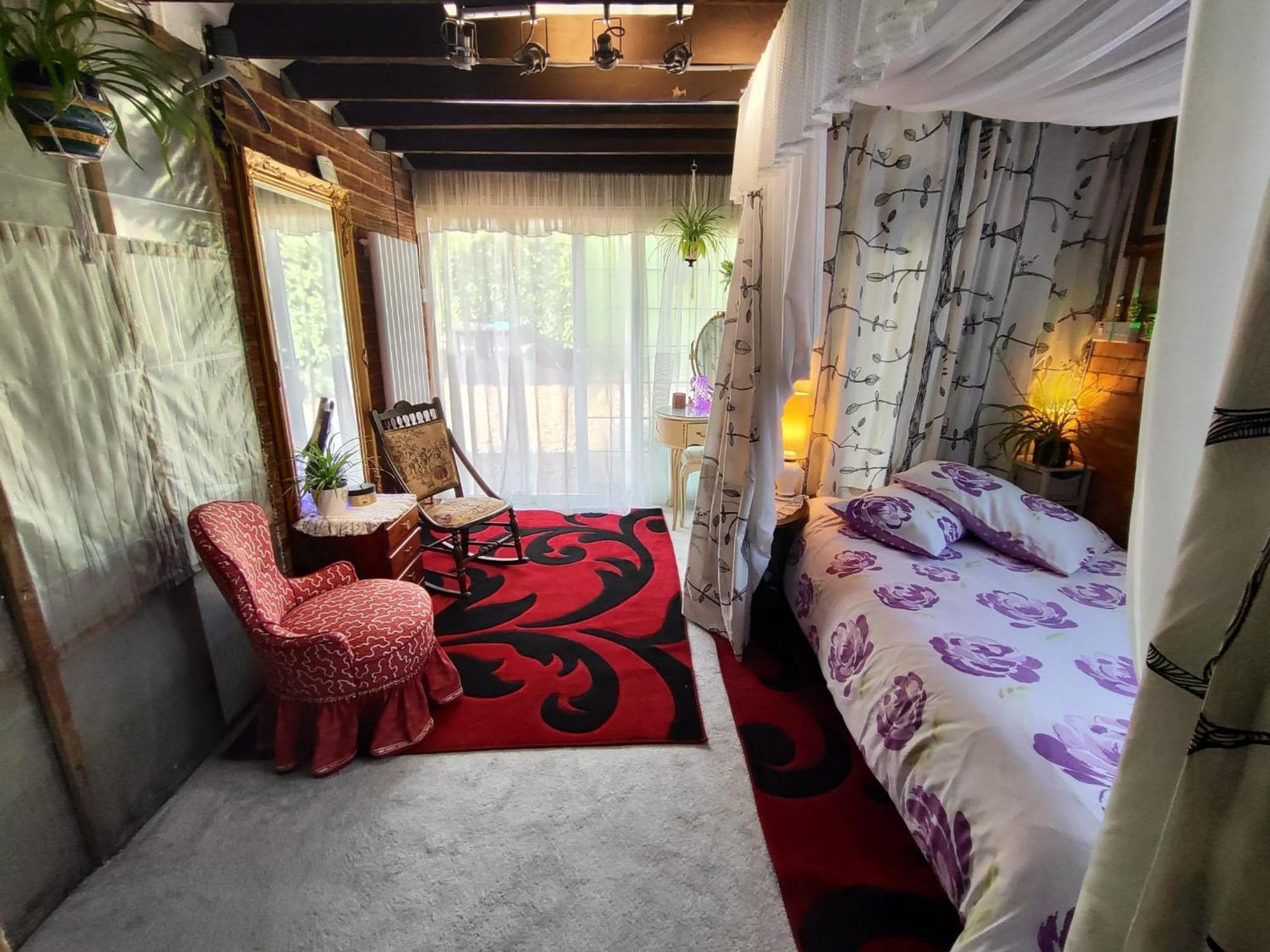 이스트그린스테드 Jacaranda B&B 외부 사진