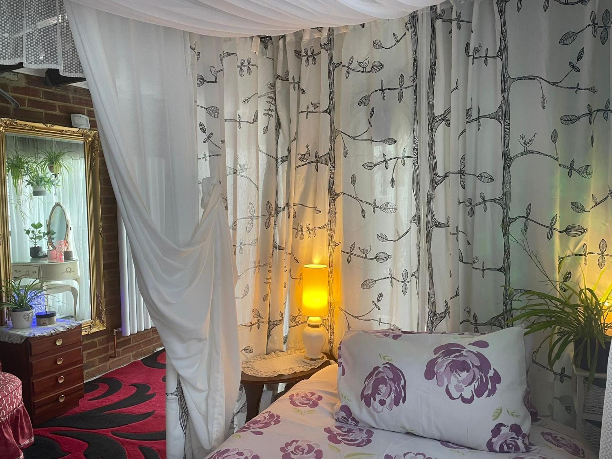 이스트그린스테드 Jacaranda B&B 외부 사진